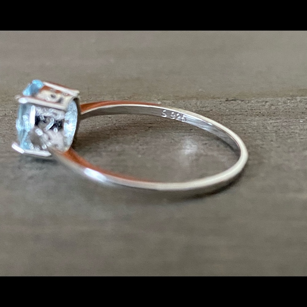Blue topaz solitaire ring - Picture 4 of 5